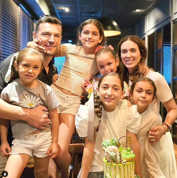 Martín Fuentes, Jaqueline, Carolina, Renata, las mellizas Paula y Emilia y Jacky Bracamontes/ Foto: Instagram