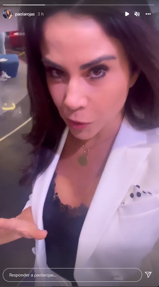 Paola Rojas, de vuelta a los 90 con elegante traje muy en tendencia