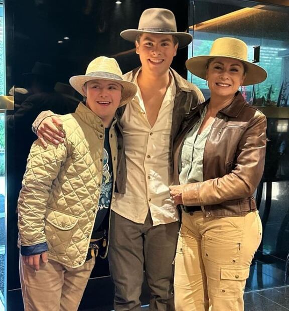 Leticia Calderón con sus hijos Luciano y Carlo / Instagram: @letycalderon79