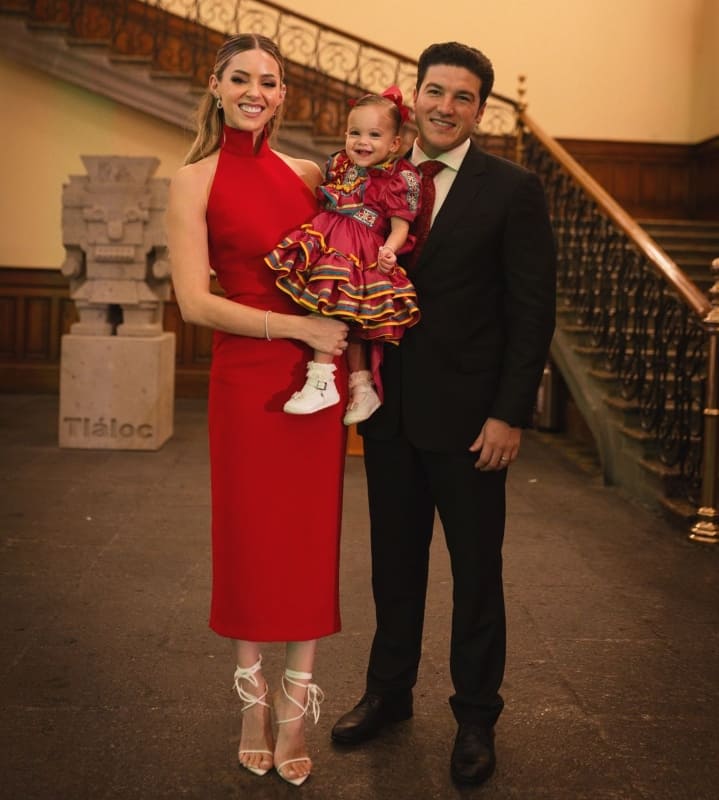El gobernador Samuel García, su esposa Mariana Rodríguez y su hija Mariel celebran el 15 de septiembre / Foto: Instagram
