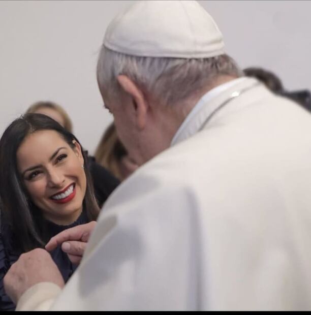 El papa Francisco con Claudia Lizaldi / Foto: Instagram