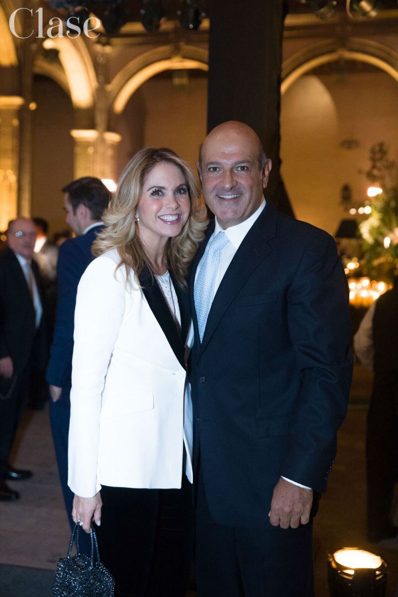 Lucero y Michel Kuri se dejan ver juntos en una boda