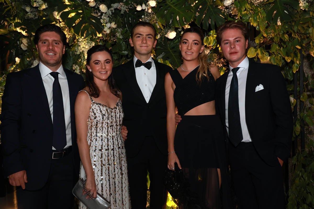 Carlos Velázquez, Pilar, Emilio y María Serrano con Juan Carlos Villamayor. (Foto: Héptor Arjona)