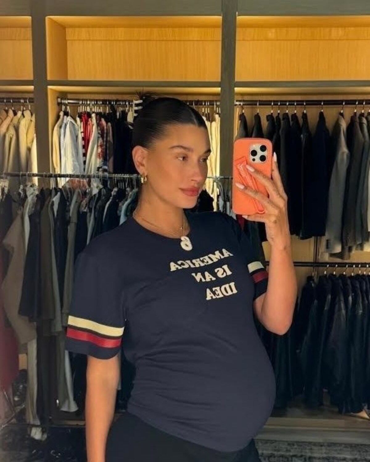 Hailey Bieber adquirió uno de los diseños a favor de Kamala Harris / Foto: Instagram