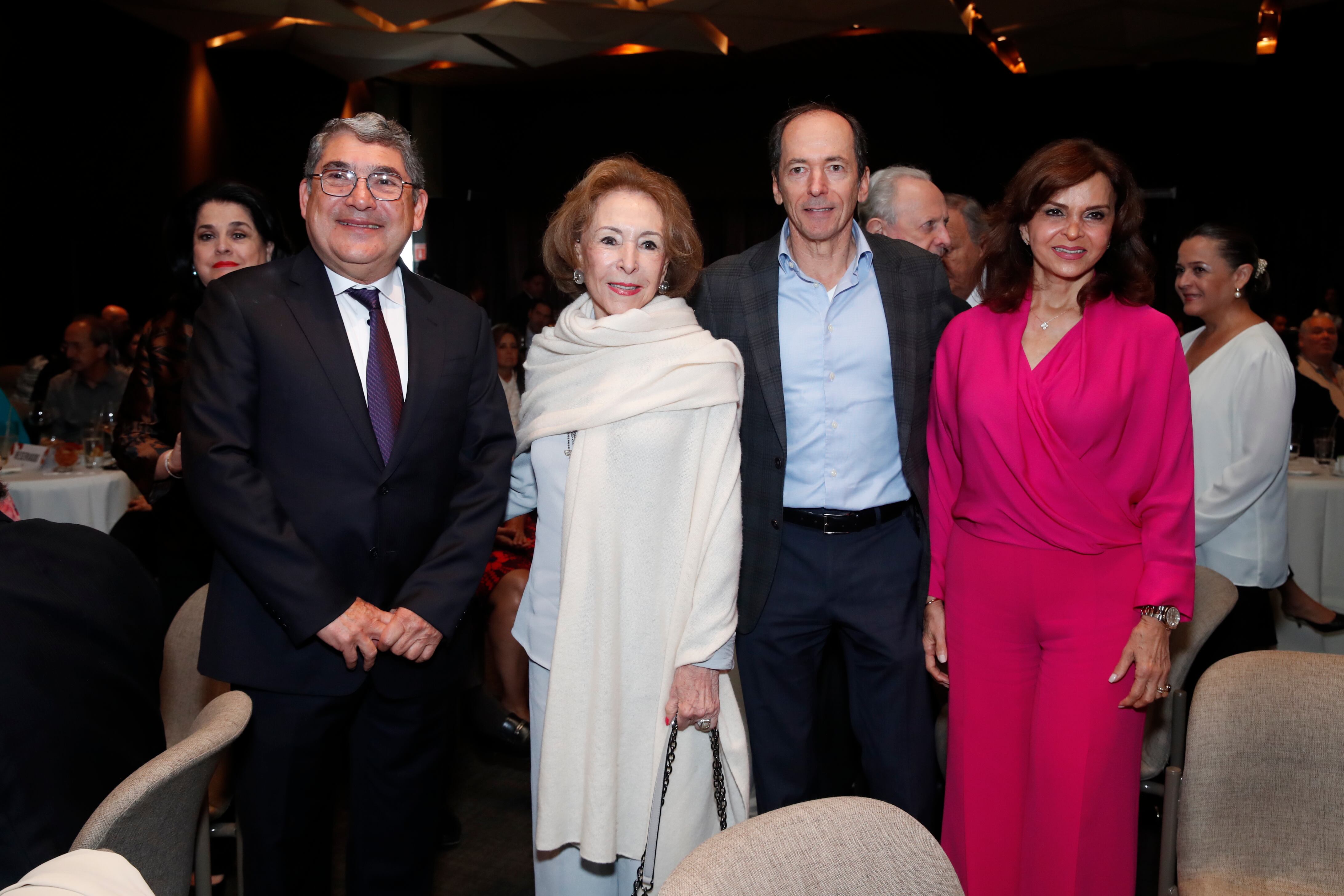 Entregan premio Alberto Santos de Hoyos