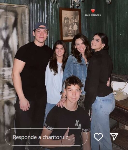 Charito Ruíz junto a sus hijos en una fotografía reciente. / Foto: Instagram