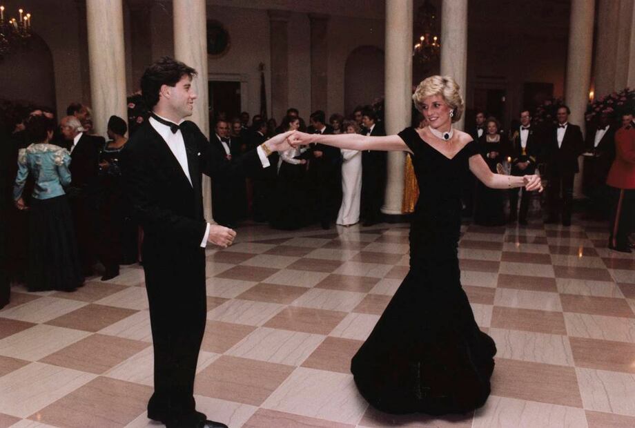 Subastan icónico vestido que Lady Di usó en un baile con John Travolta