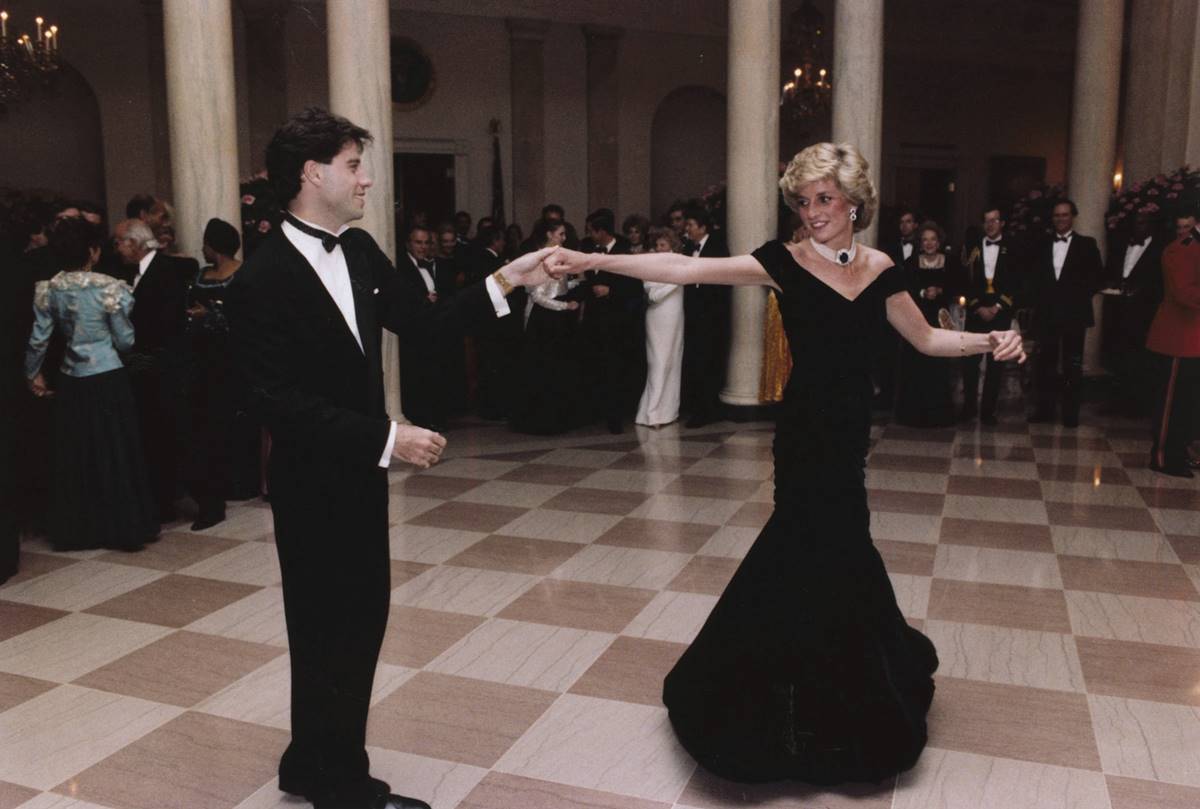 Subastan icónico vestido que Lady Di usó en un baile con John Travolta