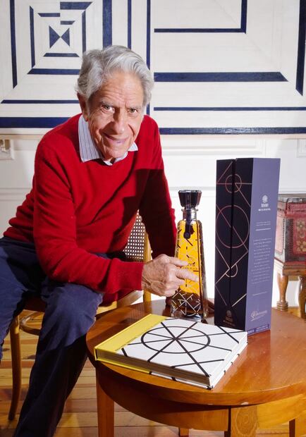 El maestro de la geometría, Eduardo Terrazas, interviene tequila