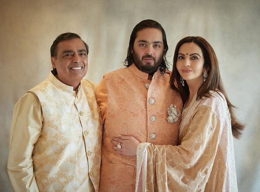 Mukesh Ambani y Nita Ambani con su hijo Anant / AFP