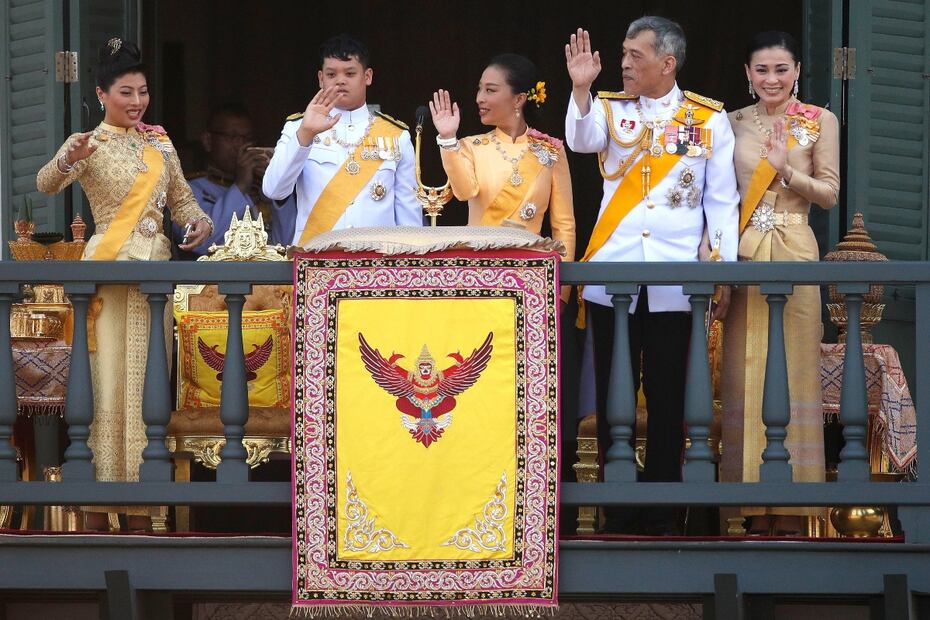 El rey de Tailandia renta un hotel para sus 20 mujeres en plena pandemia