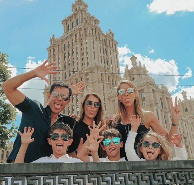 Inés Sainz en el Mundial de Rusia con sus hijos y esposo 