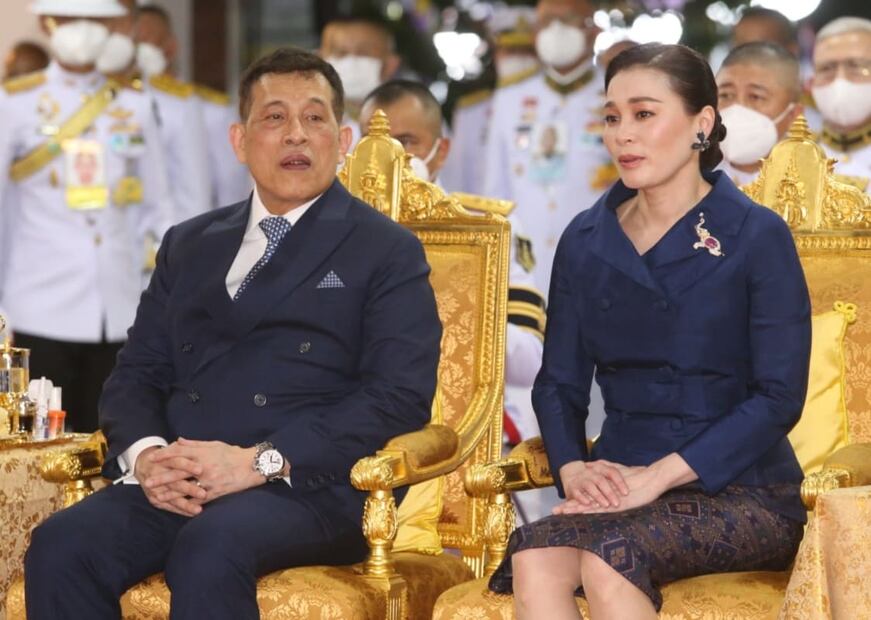 El rey Rama X con Suthida de Tailandia en la inauguración de la pista de hockey / Twitter: @rwthofficial