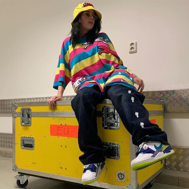 Billie Eilish se quita la ropa sobre el escenario 