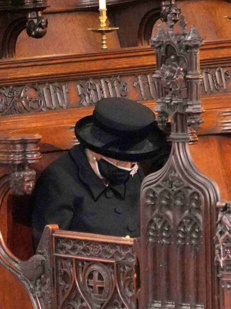 Las fotos de la reina Isabel II en el funeral de su esposo que rompen el corazón