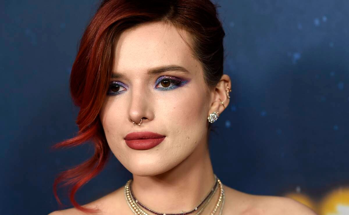 Bella Thorne modela mini bikini tie dye y enorme anillo de compromiso