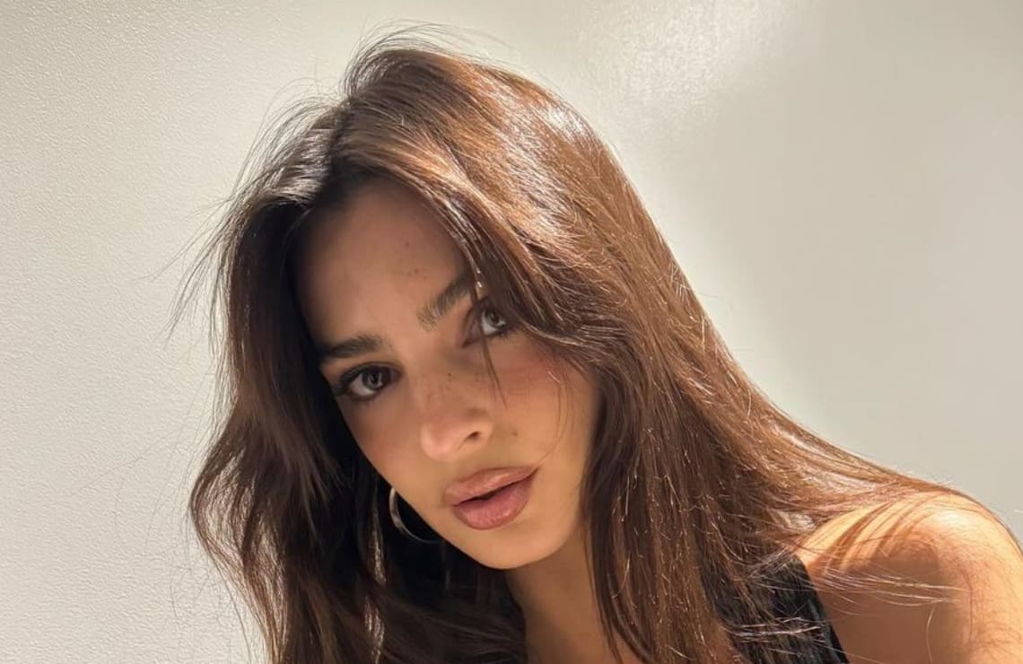 Emily Ratajkowski, desde París, acelera pulsaciones con look transparente y revelador