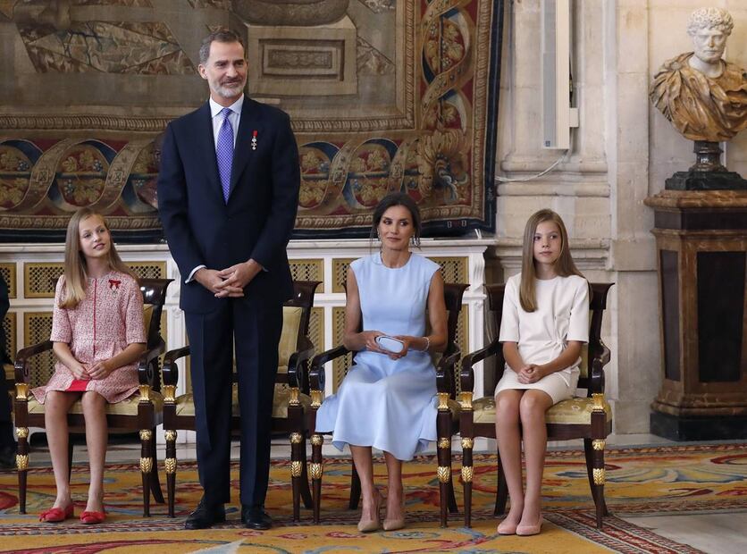 Las veces que la reina Letizia le prestó ropa a sus hijas 