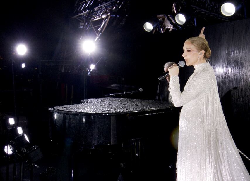 Céline Dion, vestida por Dior, cantando en la Torre Eiffel / Foto: AFP