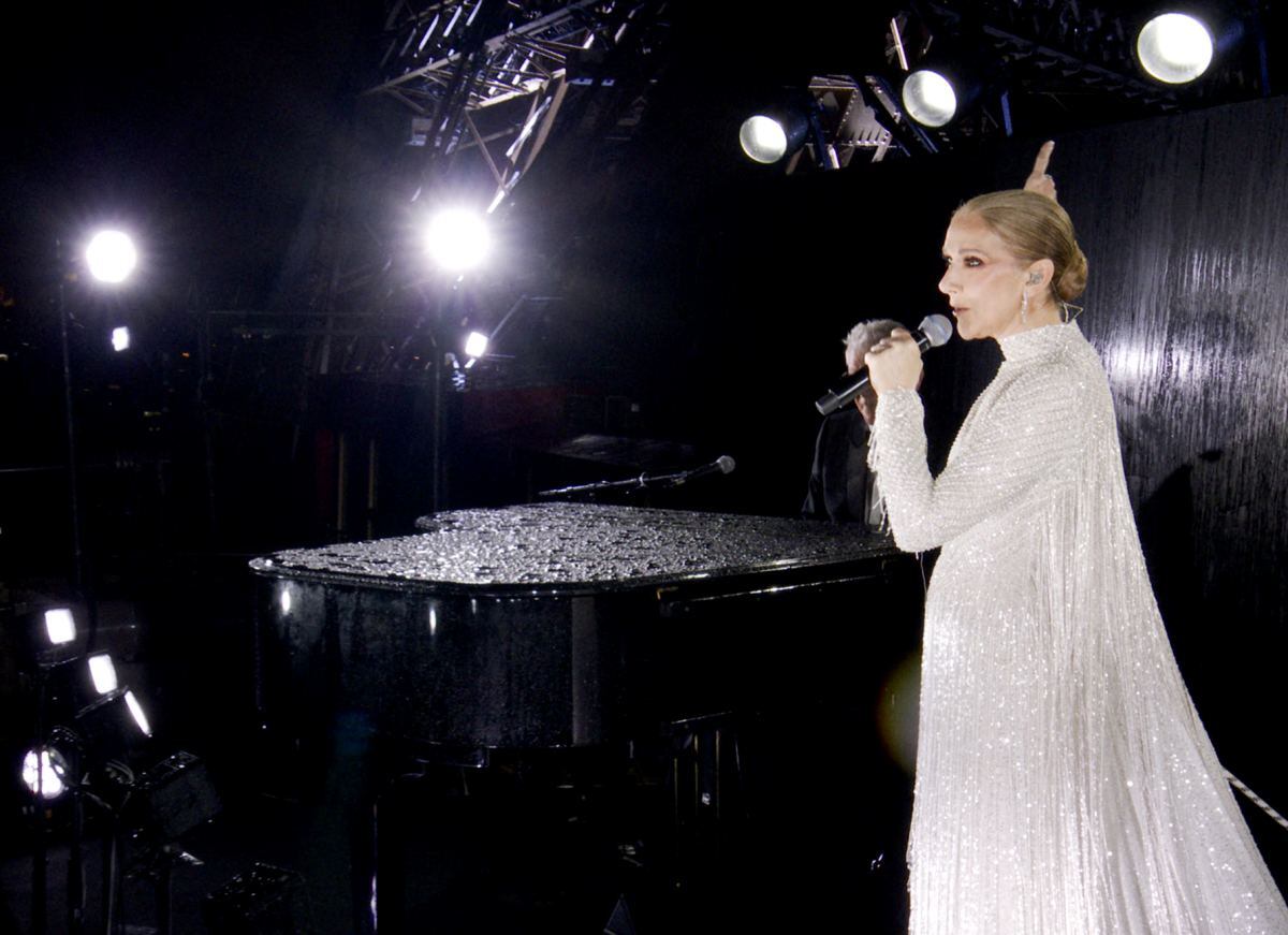 Céline Dion, vestida por Dior, cantando en la Torre Eiffel / Foto: AFP