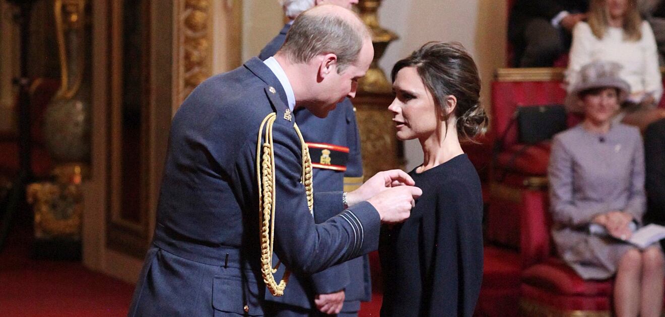 <p>La diseñadora de moda fue condecorada en la residencia oficial de la familia real británica por su carrera en la industria de la moda. <strong>(Fotos: Yui Mok/PA Wire)</strong></p>
