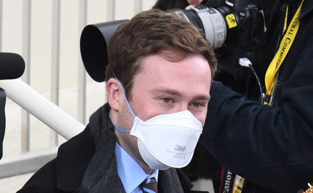 Cole Emhoff, hijastro de Kamala Harris, trabaja para Brad Pitt