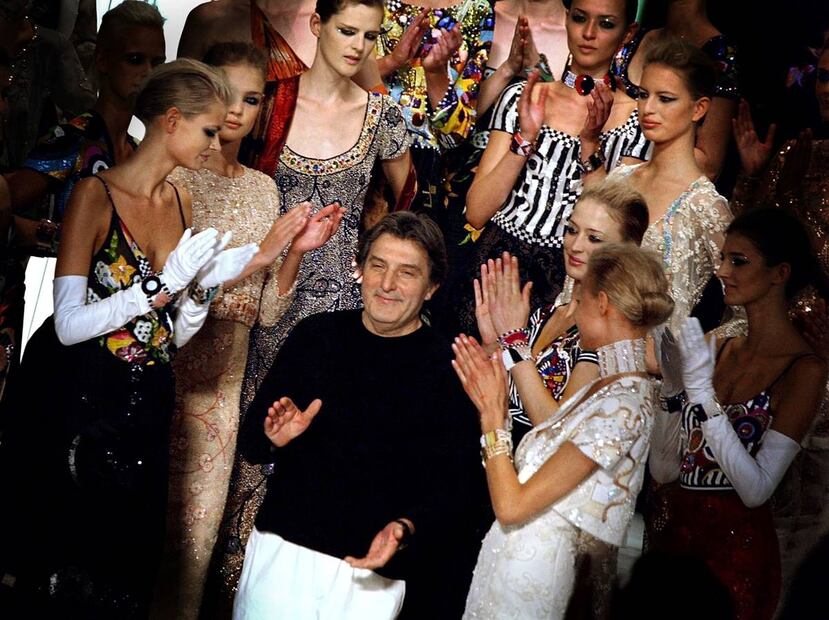 El diseñador Emanuel Ungaro, quien se definió a sí mismo como un 'obsesivo sensual', falleció a los 86 años