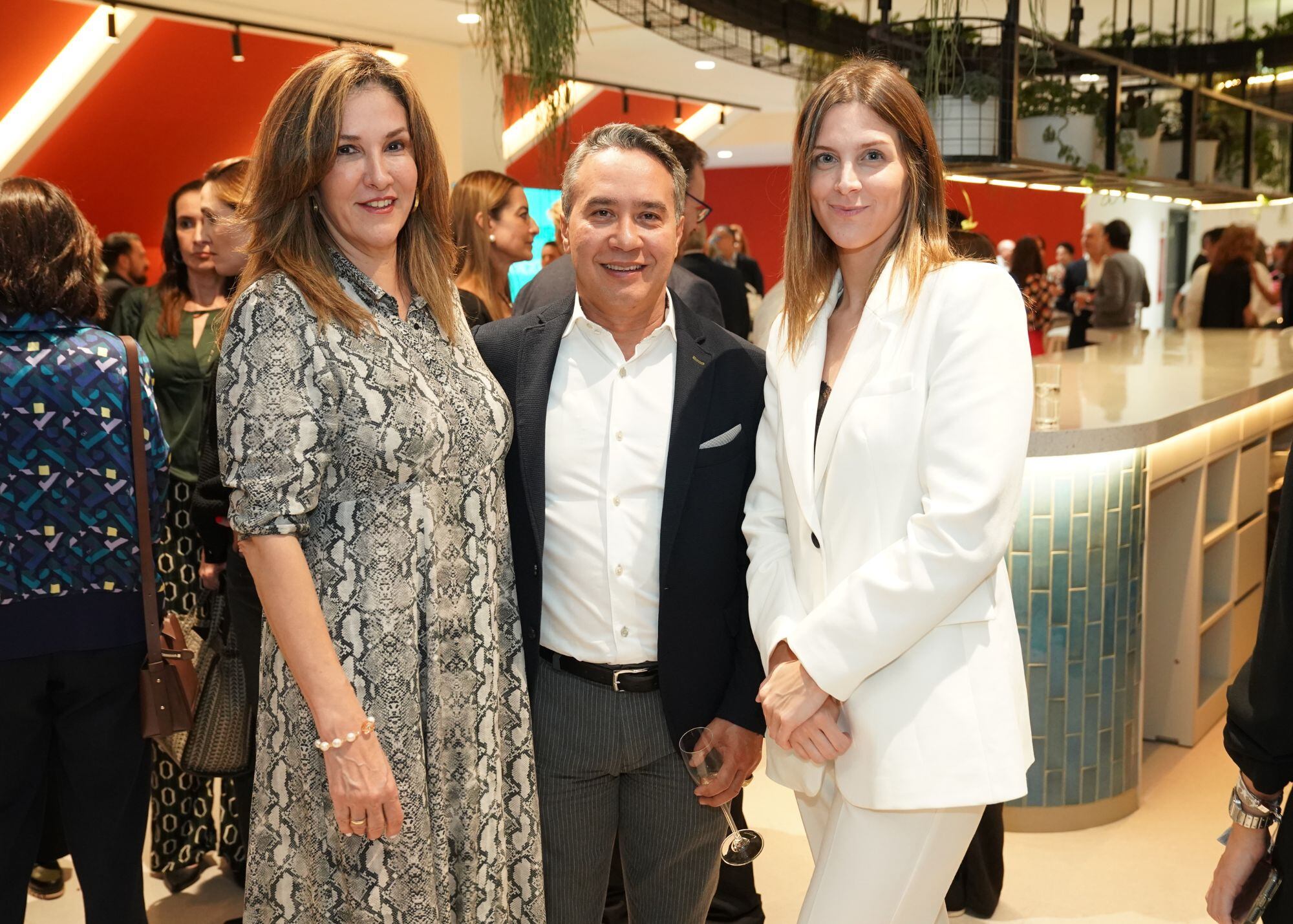 Claudia y Carlos Luna con Antonella Marty. (Foto: Héptor Arjona para VIP)