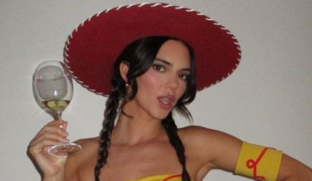 Kendall Jenner causa polémica vestida como la vaquerita 'Jessie' con el derriere al descubierto