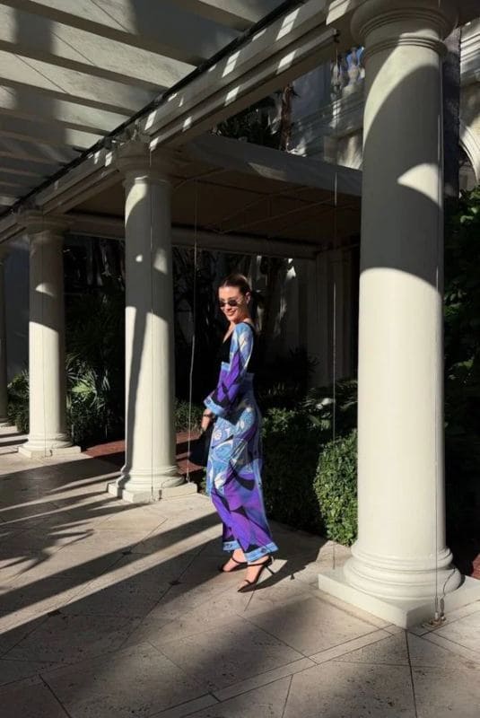 Michelle Salas y el elegante vestido de su bisabuela Silvia Pinal. (Foto: Instagram)