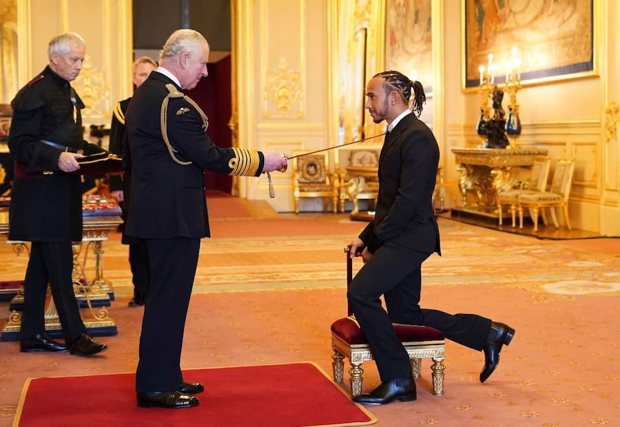 Lewis Hamilton, piloto de la F1, es nombrado 'Sir' por Carlos de Gales en el castillo de Windsor