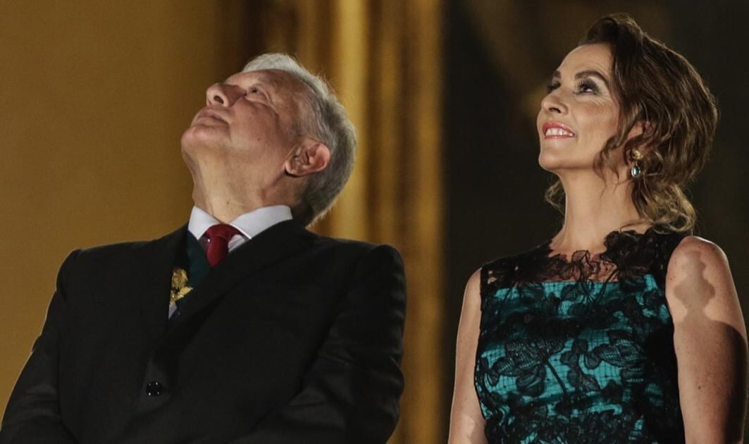 AMLO da su primer Grito de Independencia acompañado de su esposa Beatriz Gutiérrez 