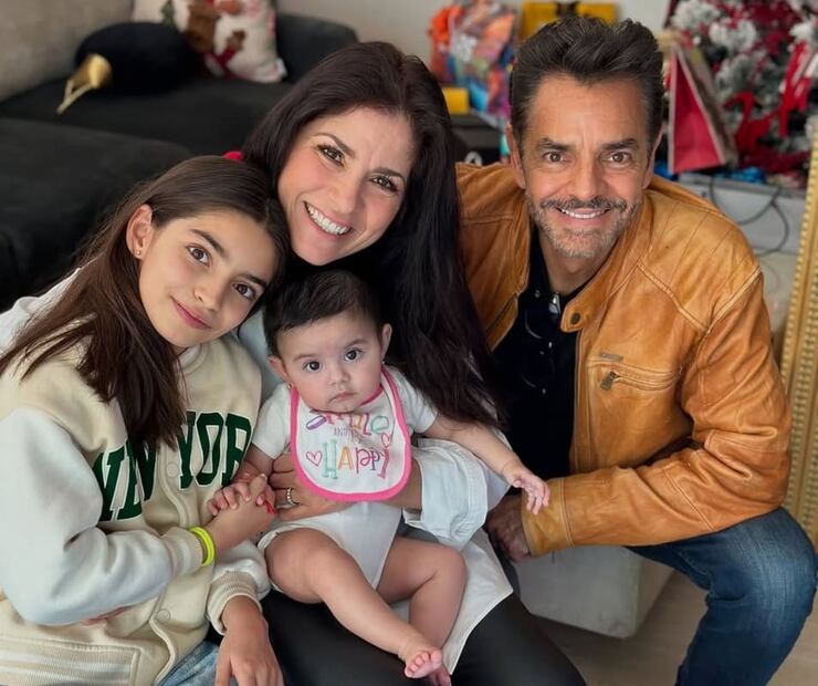 Eugenio Derbez, Alessandra Rosaldo y Aitana con Tessa / Foto: Instagram