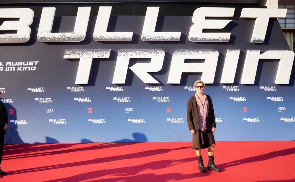 Brad Pitt aparece con falda en alfombra roja