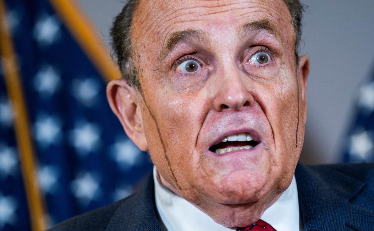 ¿Qué es lo negro que le escurre a Rudy Giuliani en la cara? 