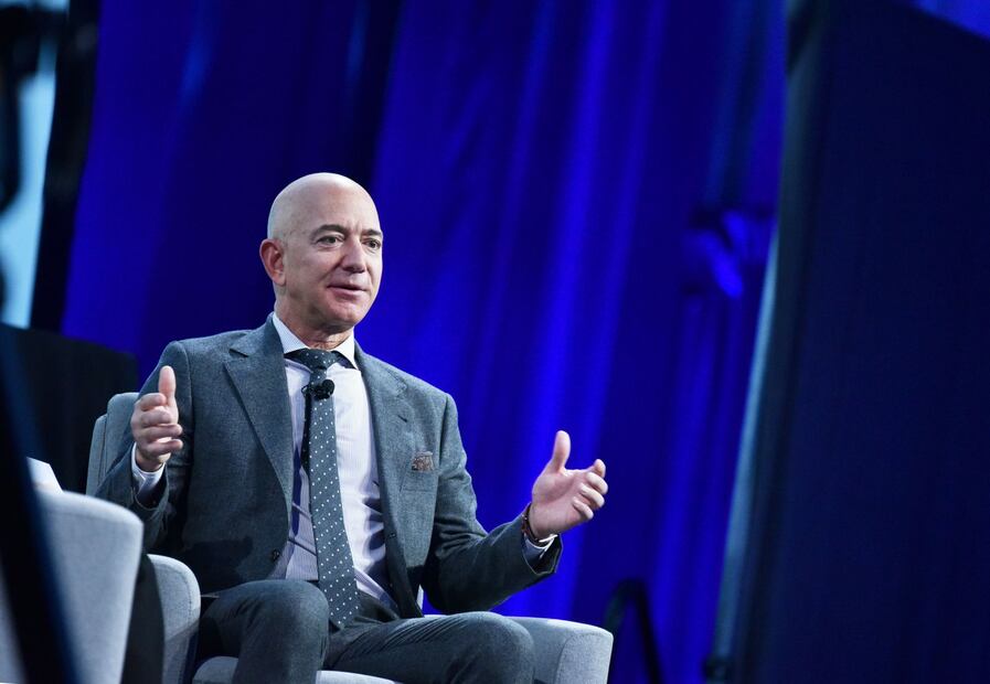 Jeff Bezos revela que su mamá lo tuvo a los 17 años 