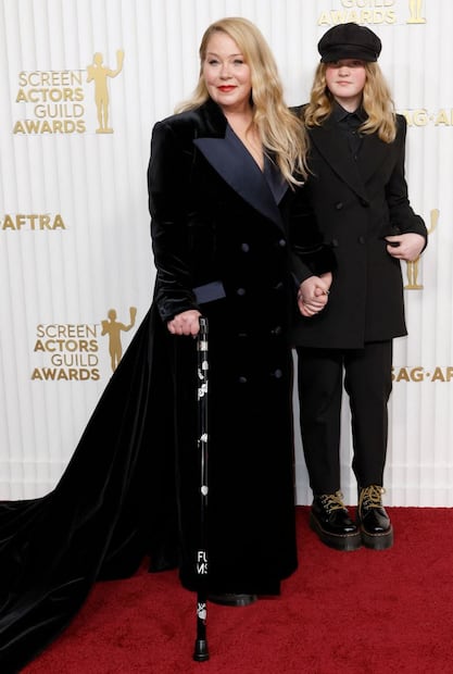 Christina Applegate, con apoyo de un bastón, reaparece de forma emotiva en los SAG Awards 2023