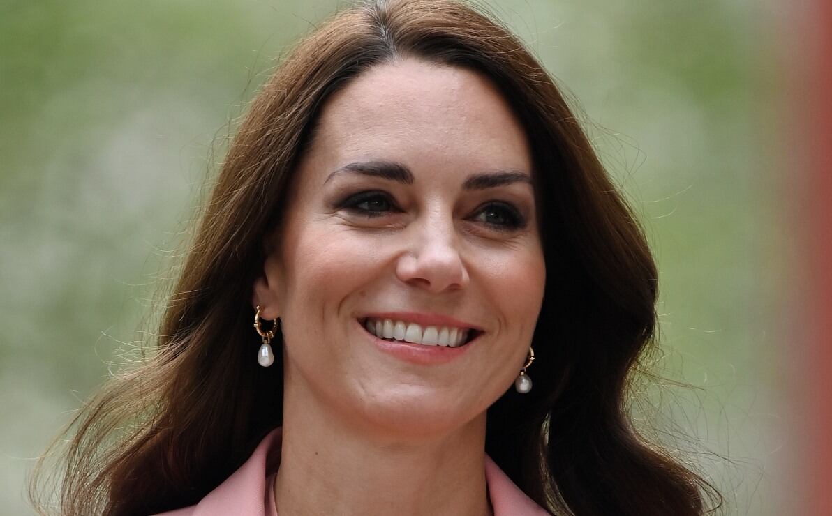 Kate Middleton en baby pink, con un outfit de oficina espectacular