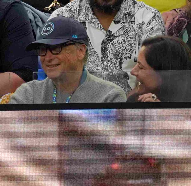 Bill Gates se vuelve a enamorar y es captado con guapa mujer en un partido de tenis