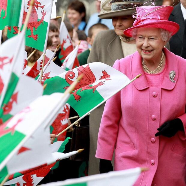 Los broches de la reina Isabel y su secreto oculto