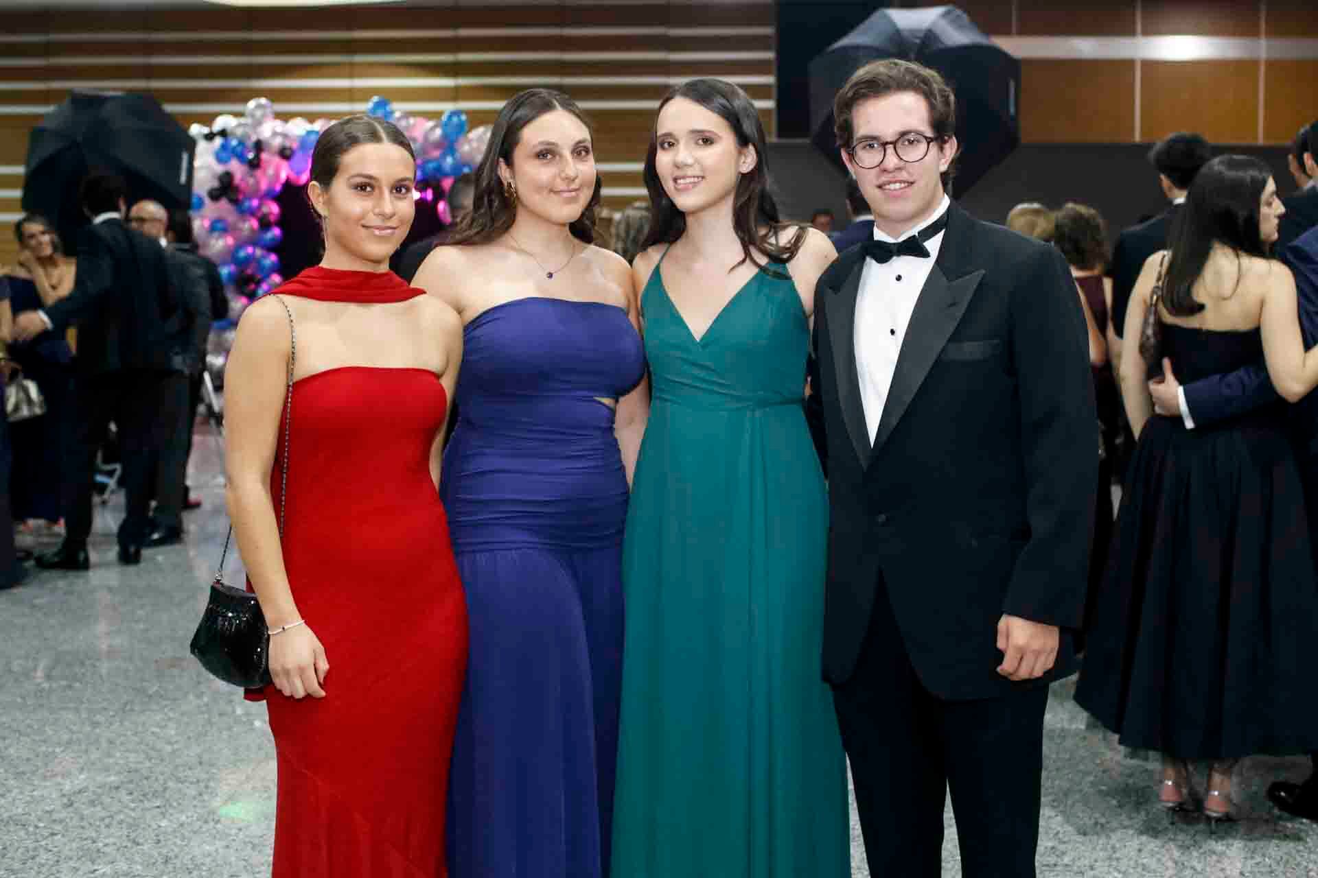 Valentina de Pavía, Valentina Vera, Natalia González e Iñaki de Pavía. (Foto: Esteban Torreblanca)