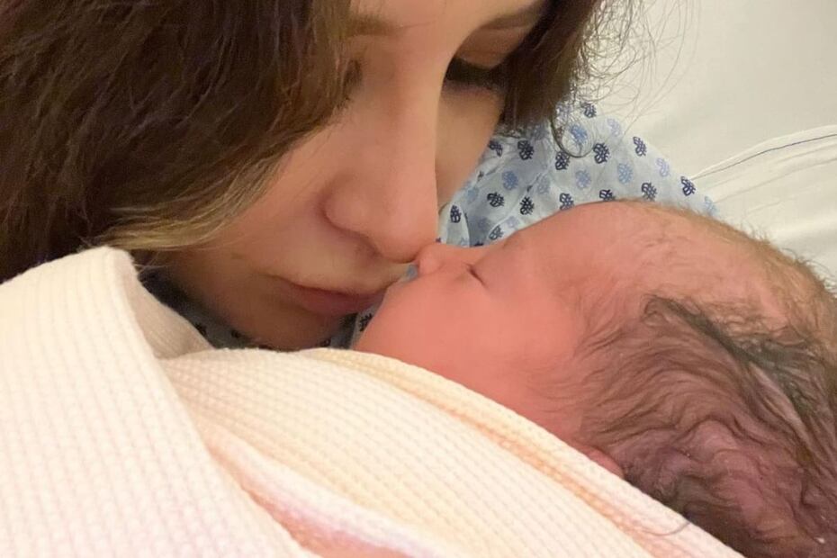 Alexia Hernández, esposa de Alex Fernández, con baby Nirvana / Instagram