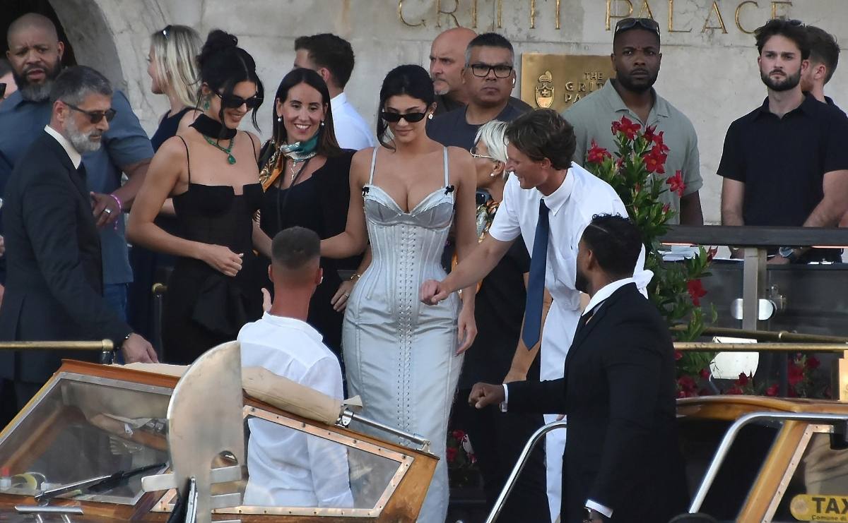 Kendall y Kylie Jenner en la boda de Jeff Bezos y Lauren Sánchez / Foto: EFE