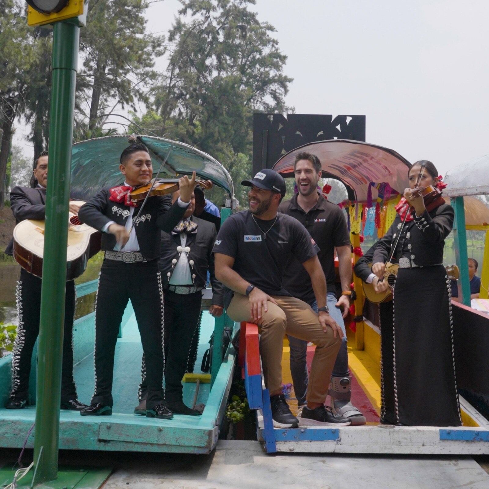 Los pilotos Bubba Wallace y Rubén García Jr. en Xochimilco / Foto: Cortesía