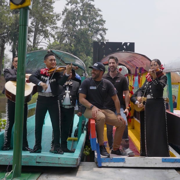 Los pilotos Bubba Wallace y Rubén García Jr. en Xochimilco / Foto: Cortesía