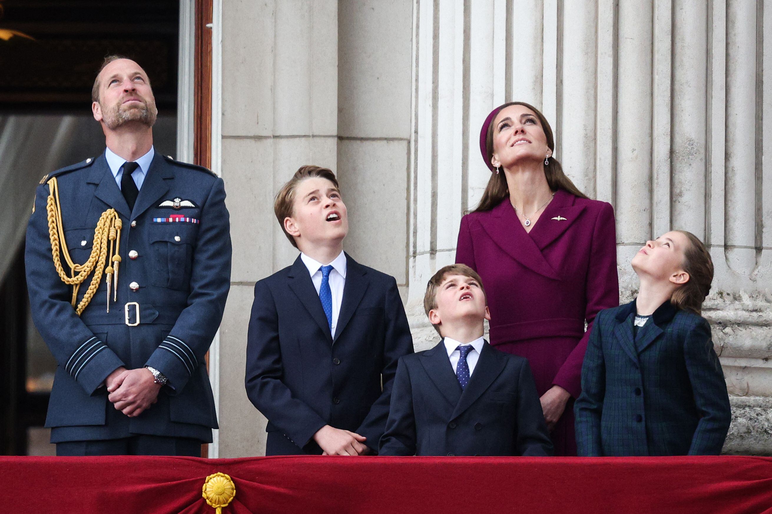 El príncipe William, Kate Middleton y sus hijos  en el 80ª aniversario del Día de la Victoria / Foto: AFP - Adrian Dennis