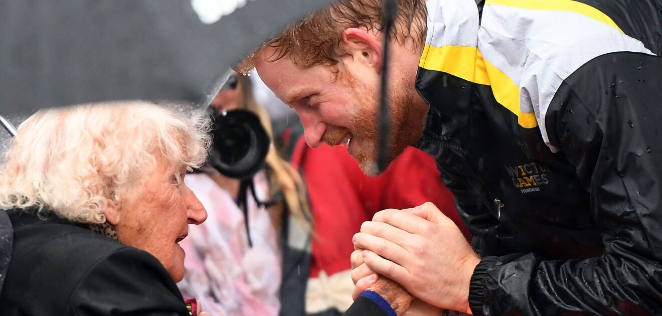 <p>El príncipe Harry rompió el protocolo para darle un abrazo y un beso a su fan&nbsp;Daphne Dunne de 97 años. <strong>(Fotos: AFP)</strong></p>
