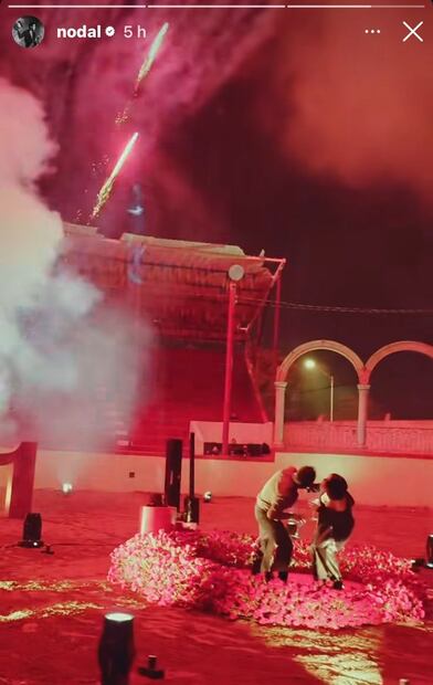 Christian Nodal y Ángela Aguilar observan los fuegos artificiales / Foto: Instagram