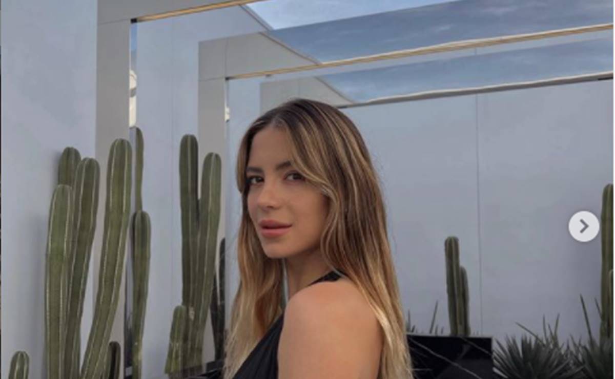 La seductora foto de Sarah Kohan acostada en el jardín