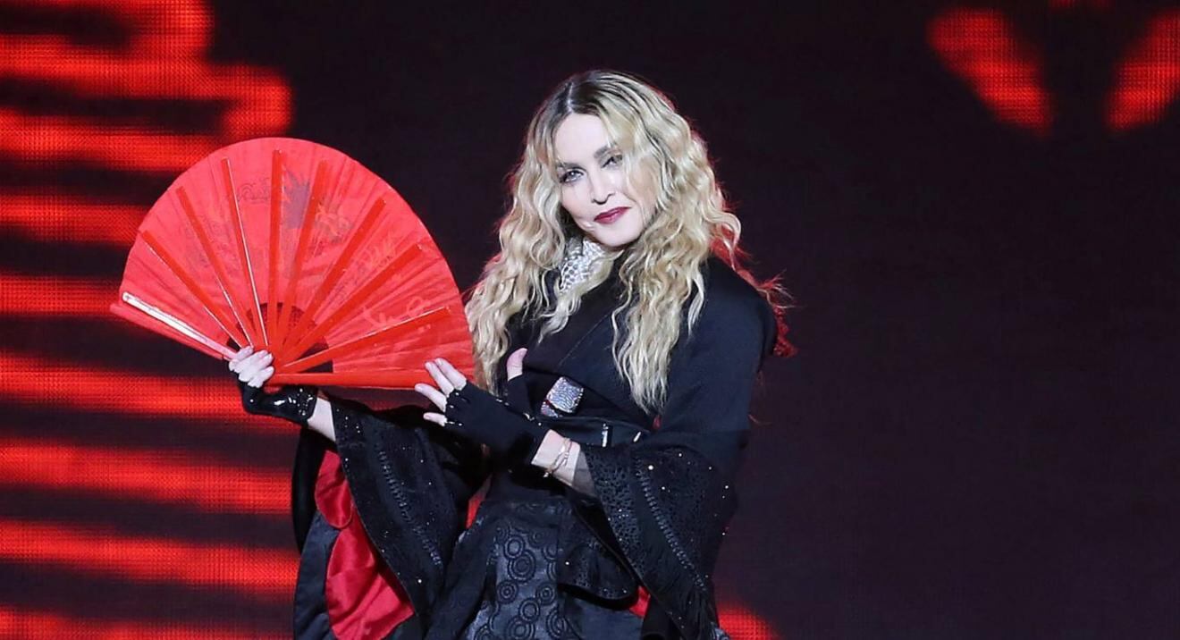 Madonna cumple 63 años y lo celebra con un elegante vestido de Versace